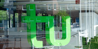 Logo der TU Dortmund als Aufsteller im Rudolf-Chaudoire-Pavillion