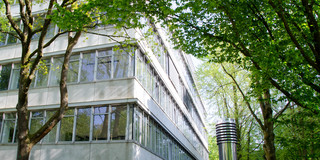 Bank im Grünen am Geschossbau 1.
