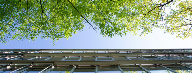 Fassade des Geschossbau 1 von unten.